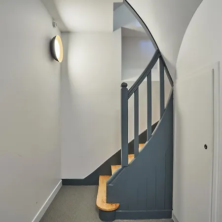 Stylish And Comfortable In Perreire Apartment Paris