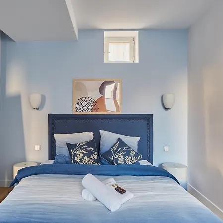 Stylish And Comfortable In Perreire Apartment Paris