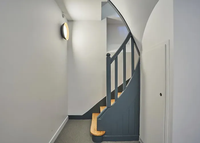 Stylish And Comfortable In Perreire Apartment Paris